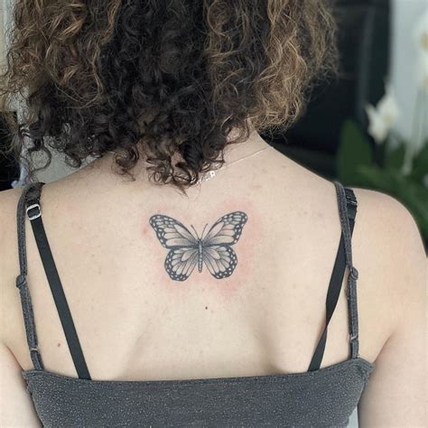 tatuajes de mariposas en la espalda baja|Tatuajes de mariposas: Significado y 50 mejores。